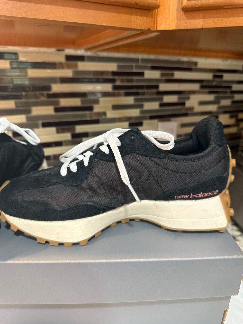 New Balance 327 women's sneakers in a black/ White Sz 6 NWB - Picture 5 of 8